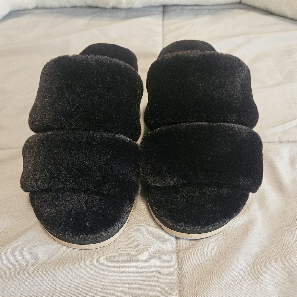 NWOT Cozy Black Fuzzy Slippers